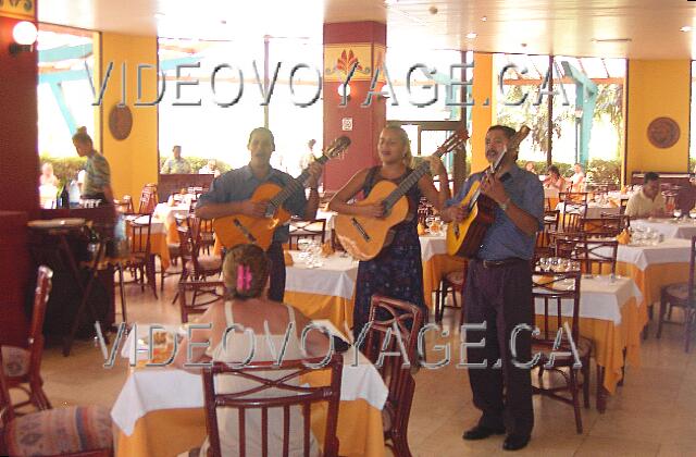 Cuba Varadero Sol Sirenas Coral
 De la musique dans le restaurant.