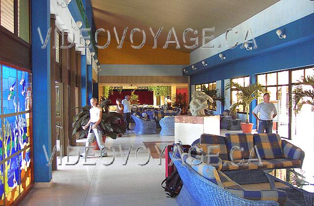 Cuba Varadero Sol Sirenas Coral
 L'entrée de l'hôtel à gauche. Au fond à droite le Lobby bar.
