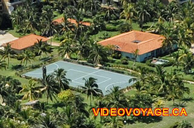 Cuba Varadero Sol Sirenas Coral
 El campo de fútbol y el gimnasio en el fondo.