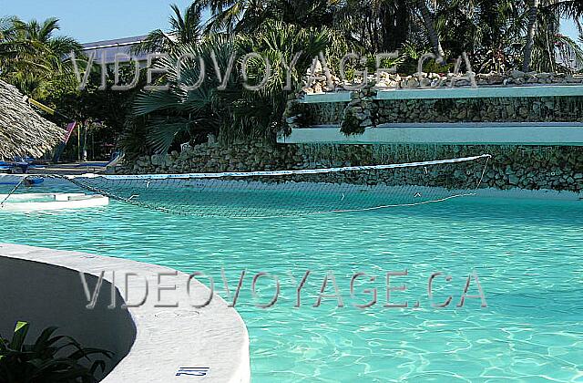 Cuba Varadero Melia Varadero Dans la piscine, un filet de volleyball.