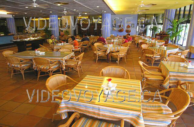 Cuba Varadero Melia Varadero The Guantanemra Café cafeteria. The restaurant kept at snack bar its name from the time that the hotel was not all inclusive. At the time the restaurant was a cafeteria with a cash register at the end of the line. Therefore the long counter of snack bar. One can recognize the furniture of the cafeteria in the buffet restaurant again today.