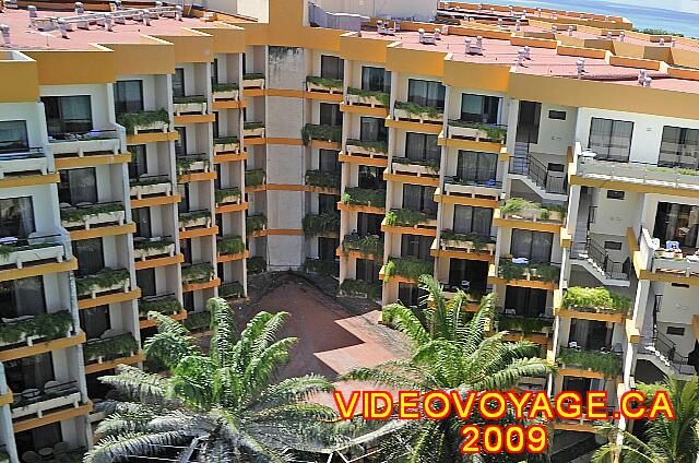 Cuba Varadero Melia Varadero Habitaciones regulares tienen un balcón que está orientado en una dirección no ver los otros balcones de la otra ala.