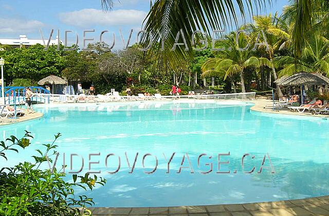 Cuba Varadero Sol Palmeras Una red de voleibol en la piscina.