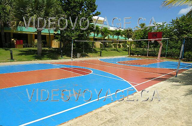 Cuba Varadero Sol Palmeras Voleibol y baloncesto en la piscina.