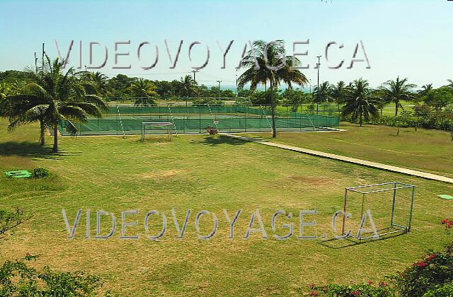 Cuba Varadero Sol Palmeras Frente al hotel, un campo de fútbol y pistas de tenis. Campo de golf de derecho que termina.