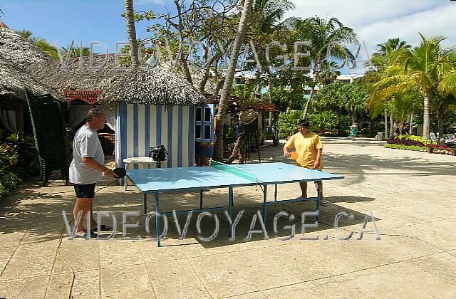 Cuba Varadero Sol Palmeras Una mesa de ping-pong en la terraza de la piscina.