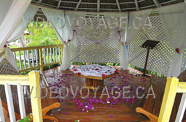 Cuba Varadero Sol Palmeras The gazebo decorated with flowers.