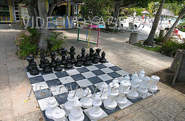 Cuba Varadero Sol Palmeras Un juego de ajedrez gigante cerca de la acción.