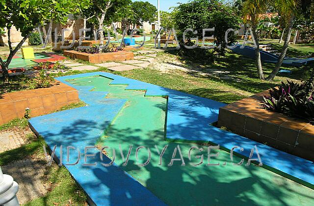 Cuba Varadero Sol Palmeras En la sección de villas, un campo de minigolf.