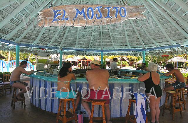 Cuba Varadero Sol Palmeras El bar de la piscina.