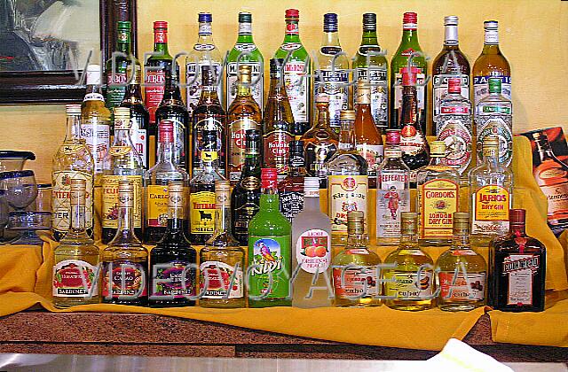 Cuba Varadero Sol Palmeras Una amplia selección de bebidas locales e internacionales. Algunas bebidas no están incluidas.