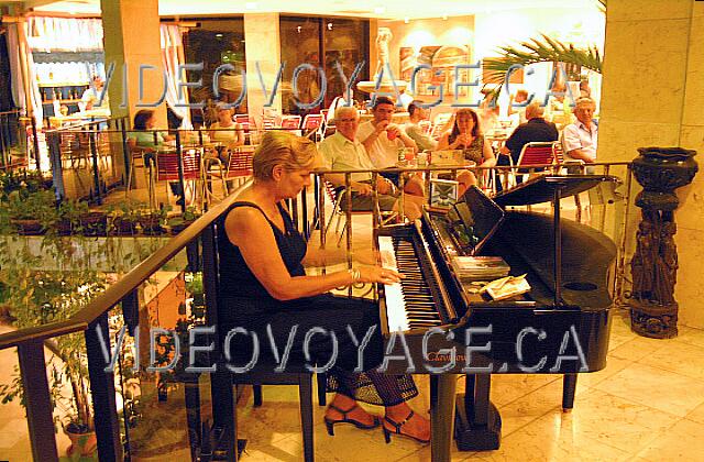 Cuba Varadero Sol Palmeras Por la noche, un pianista en el bar del vestíbulo.