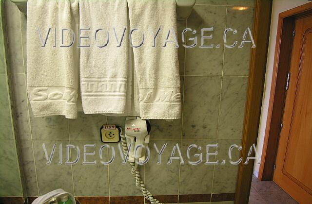 Cuba Varadero Sol Palmeras A dryer with the outlet. The socket has no security system.