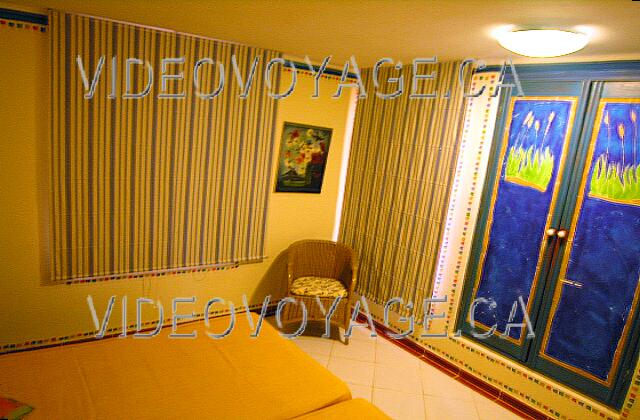 Cuba Varadero Sol Palmeras Muchos ventana, pero cortinas muy opacos. Un armario en el dormitorio.