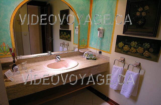 Cuba Varadero Sol Palmeras Un cuarto de baño con un gran mostrador y espejo.