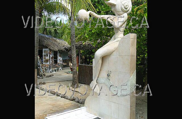 Cuba Varadero Sol Palmeras Para tomar su ducha que sale de la piscina. Muchas estatuas elegantes.