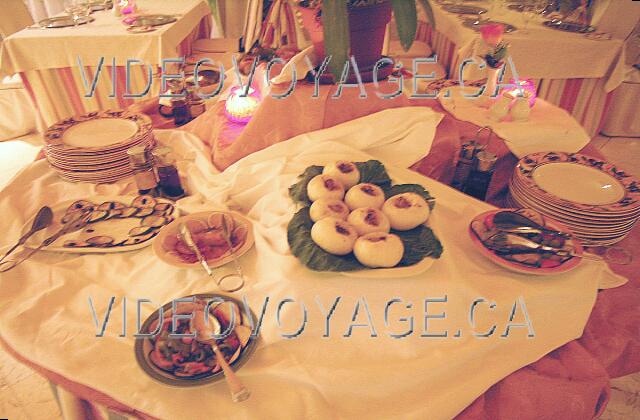 Cuba Varadero Sol Palmeras Las entradas están disponibles en una mesa de restaurante.