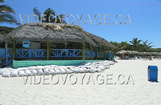 Cuba Varadero Sol Palmeras El bar restaurante en la playa tiene una hermosa vista de la playa.