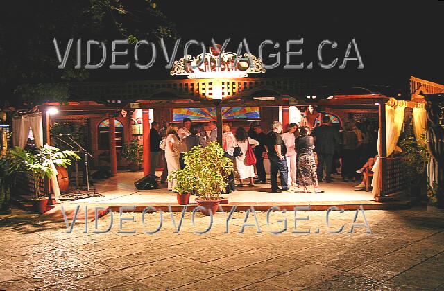 Cuba Varadero Sol Palmeras La noche en la apertura de dos restaurantes. A la izquierda, apenas visible, una orquesta.