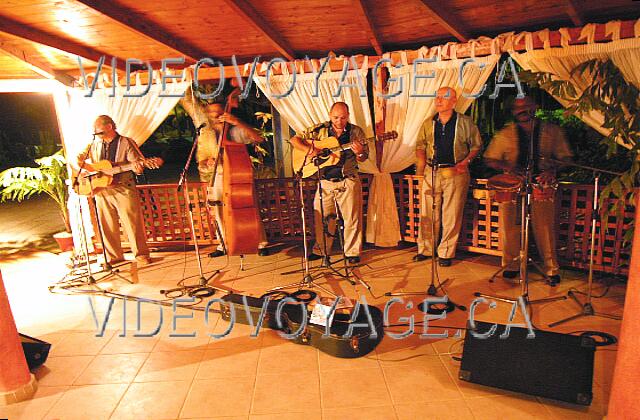 Cuba Varadero Sol Palmeras Una orquesta en la entrada de los dos restaurantes a la carta.