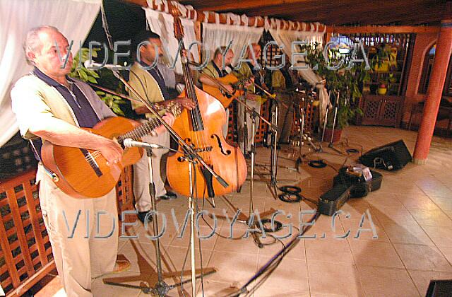 Cuba Varadero Sol Palmeras Músicos tocando varias horas de música todos los días ...