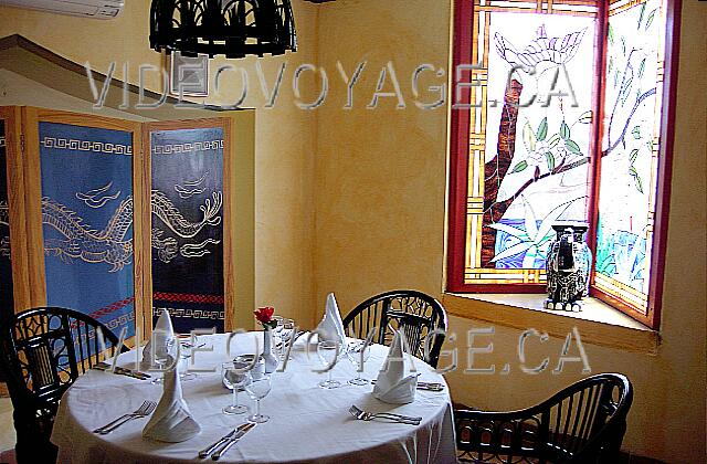 Cuba Varadero Sol Palmeras Un restaurante en dos niveles. En el segundo nivel, habitaciones pequeñas en lugar íntimo.