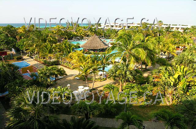 Cuba Varadero Sol Palmeras L'arrière de l'hôtel avec la piscine et le bar au centre de la piscine.