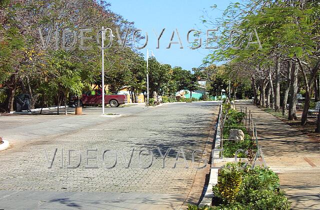 Cuba Varadero Sol Palmeras Una calle atraviesa el centro de la sección de villas. Varias villas tienen un parking.