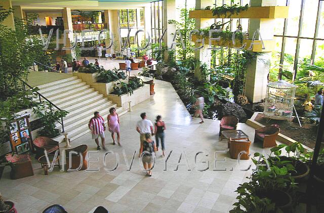 Cuba Varadero Sol Palmeras Un aire ouverte avec un escalier au centre.  Au fond les magasins, au niveau supérieur la salle de spectacle.