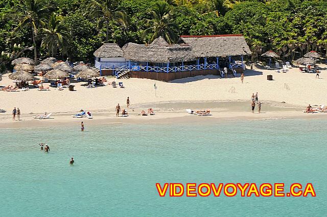 Cuba Varadero Sol Palmeras El bar restaurante de la playa es muy popular.