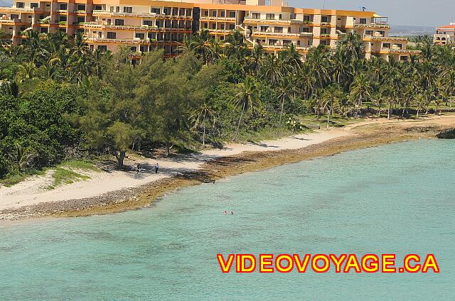 Cuba Varadero Sol Palmeras The rock on the beach and reefs in the sea in the area. There are still some bathers, probably customers hosted in the villas nearby.