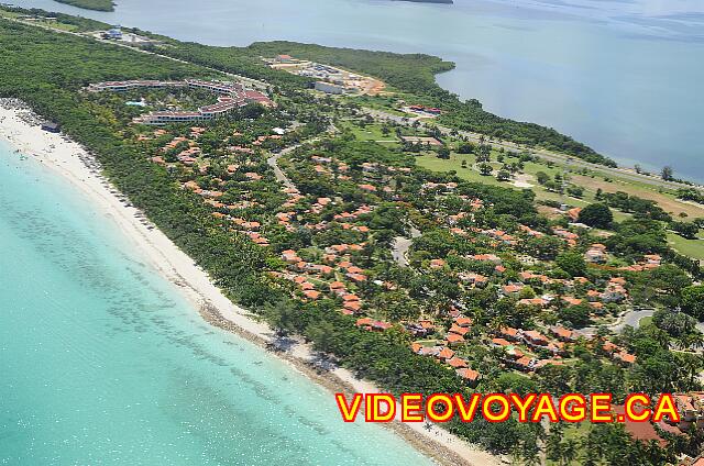 Cuba Varadero Sol Palmeras Las algas o mar sin arrecife frontal del edificio principal, pero poco a poco parece que el arrecife en la parte inferior de las villas frente al mar, finalmente, la piedra sustituye a la arena.