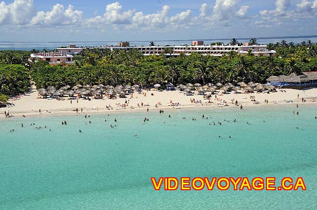 Cuba Varadero Sol Palmeras La mayoría de los clientes están bañando playa entre el camino y el restaurante de la playa.