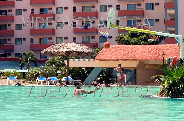 Cuba Varadero Sun Beach By Excellence Style Hotels Le basketball dans la piscine. Il y a un filet de volleyball de disponible aussi.