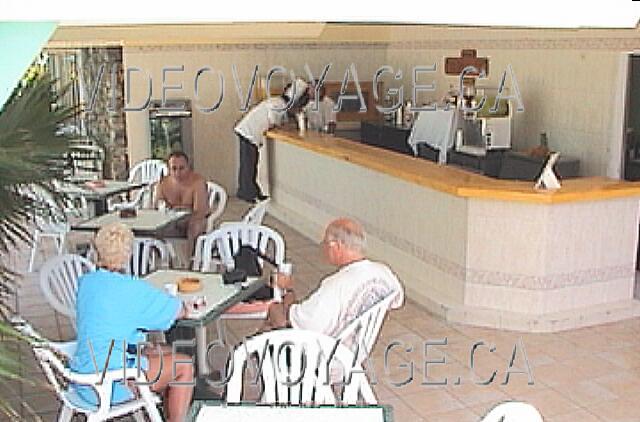 Cuba Varadero Sun Beach By Excellence Style Hotels Le bar de la piscine avec une petite terrasse.