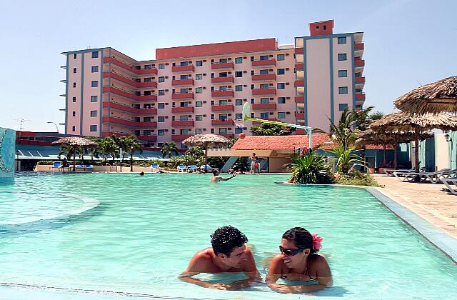 Cuba Varadero Sun Beach By Excellence Style Hotels Une entrée dans la piscine avec un escalier, à gauche un bassin pour les enfants.
