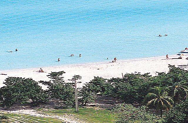 Cuba Varadero Sun Beach By Excellence Style Hotels La pente  pour entrer dans la mer étant assez faible, les baigneurs s'éloignent à plus de 100 mètres du bord.