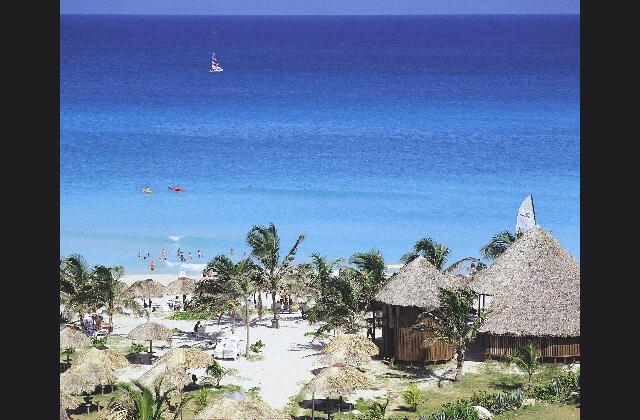 Cuba Varadero Sun Beach By Excellence Style Hotels Sur la plage un petit bar et un centre nautique.