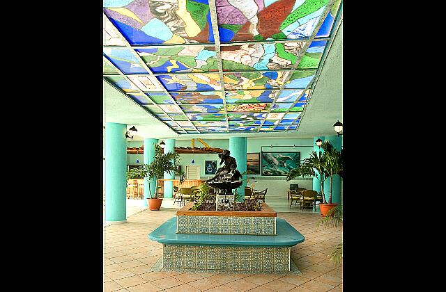 Cuba Varadero Sun Beach By Excellence Style Hotels Le Lobby avec de beaux vitraux au plafond.  Au fond à gauche, le Lobby bar et à droite des ordinateurs connecté à internet.