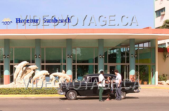 Cuba Varadero Sun Beach By Excellence Style Hotels Un vieille voiture américaine à l'entrée de l'hôtel.