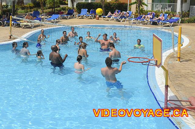 Cuba Varadero Tainos Un filet de volleyball et un filet de basketball dans la piscine.