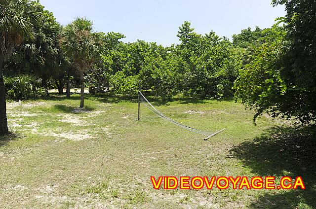 Cuba Varadero Tainos Un filet de volleyball entre la plage et la piscine qui semble abandonné...