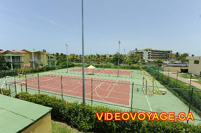 Cuba Varadero Tainos A coté du gymnase, 1 terrain multi-sports utlisé pour le soccer et le basketball puis 1 terrain de tennis