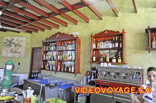 Cuba Varadero Tainos Une machine à café populaire et une sélection limité de boissons internationales.