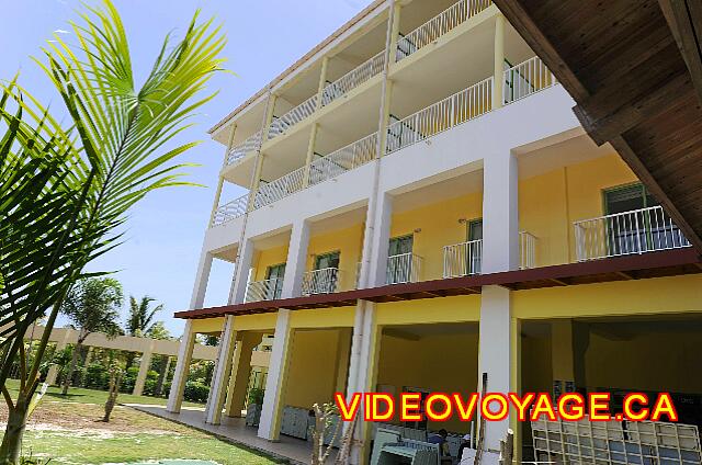 Cuba Varadero Tainos A l'arrière du batiment principal, des petits balcon au second étage seulement.  Des balcons assez grand sur les niveaux supérieurs.