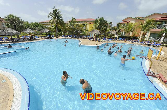 Cuba Varadero Tainos Hay entretenimiento en la piscina.