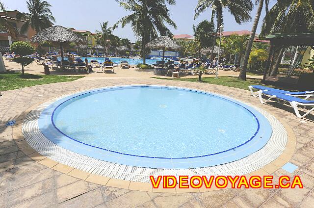 Cuba Varadero Tainos Una piscina infantil para los niños pequeños, que se encuentra en la terraza de la piscina principal.