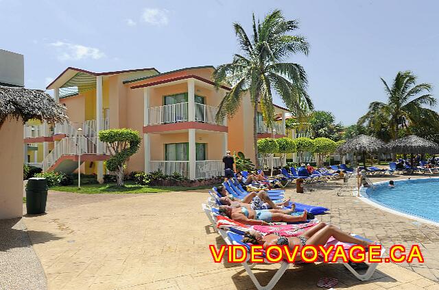 Cuba Varadero Tainos Algunos edificios que habritent habitaciones cerca de la piscina.