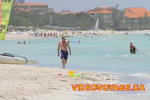 Cuba Varadero Tainos Il y a plusieurs clients des autres hôtels qui marchent sur la plage, peu ou très peu de Cubain.