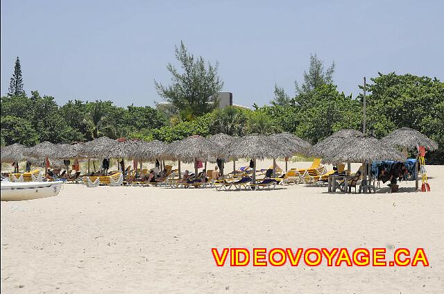 Cuba Varadero Tainos La plage est assez profonde, une bonne distance entre les palapas et la mer.